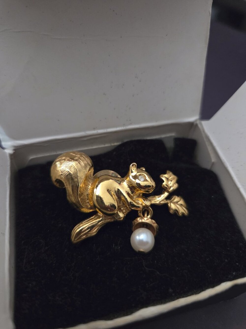 Avon Fall Friends Squirrel Tac Pin Vintage 90s Faux Pearl Acorn Rhinestone Eyes